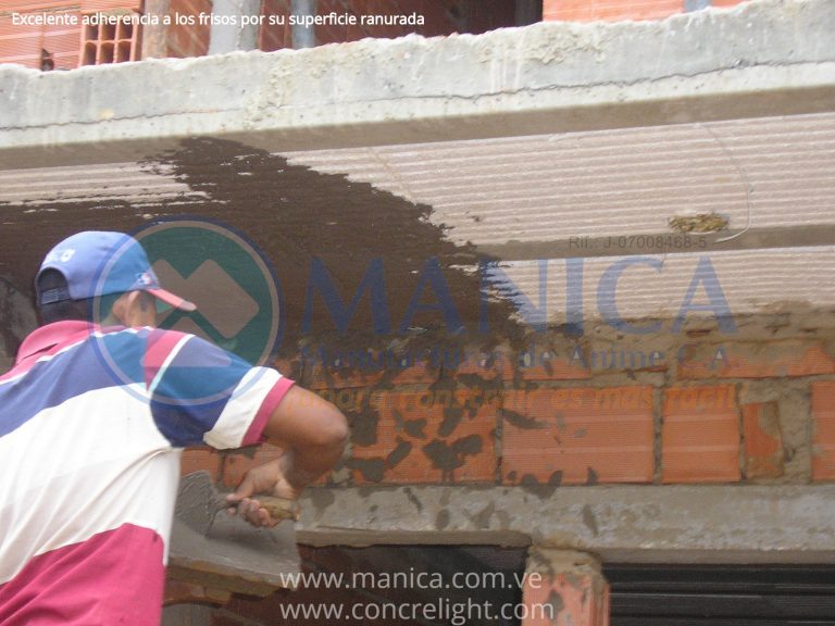 Los bloques para placa MANICA cuentan en su parte inferior con una superficie ranurada que mejora la adherencia a los frisos.